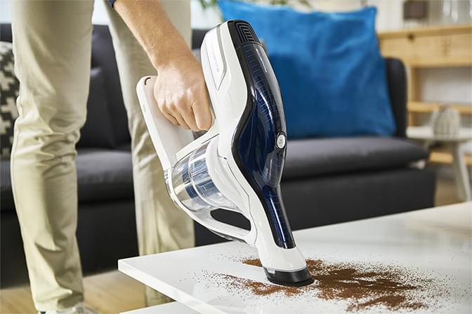 Hombre aspirando en una mesa